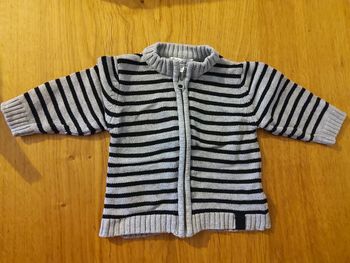 Gilet gris rayé noir