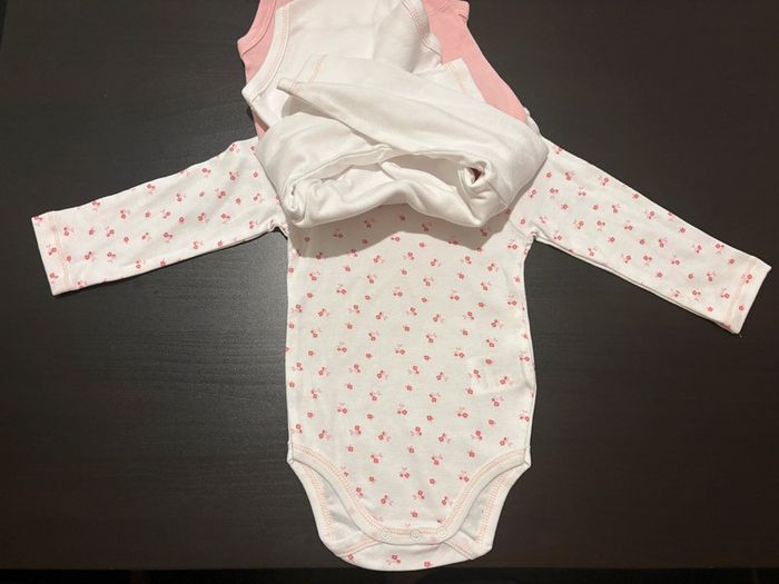 Lot de 3 bodies « fleurs » Manches longues Mots d’enfants Taille 12 mois. - photo numéro 3