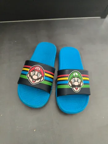 Claquettes bleues. Mario. Pointure 28.