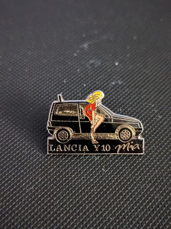 Pin's Lancia y10 Mia pin-up