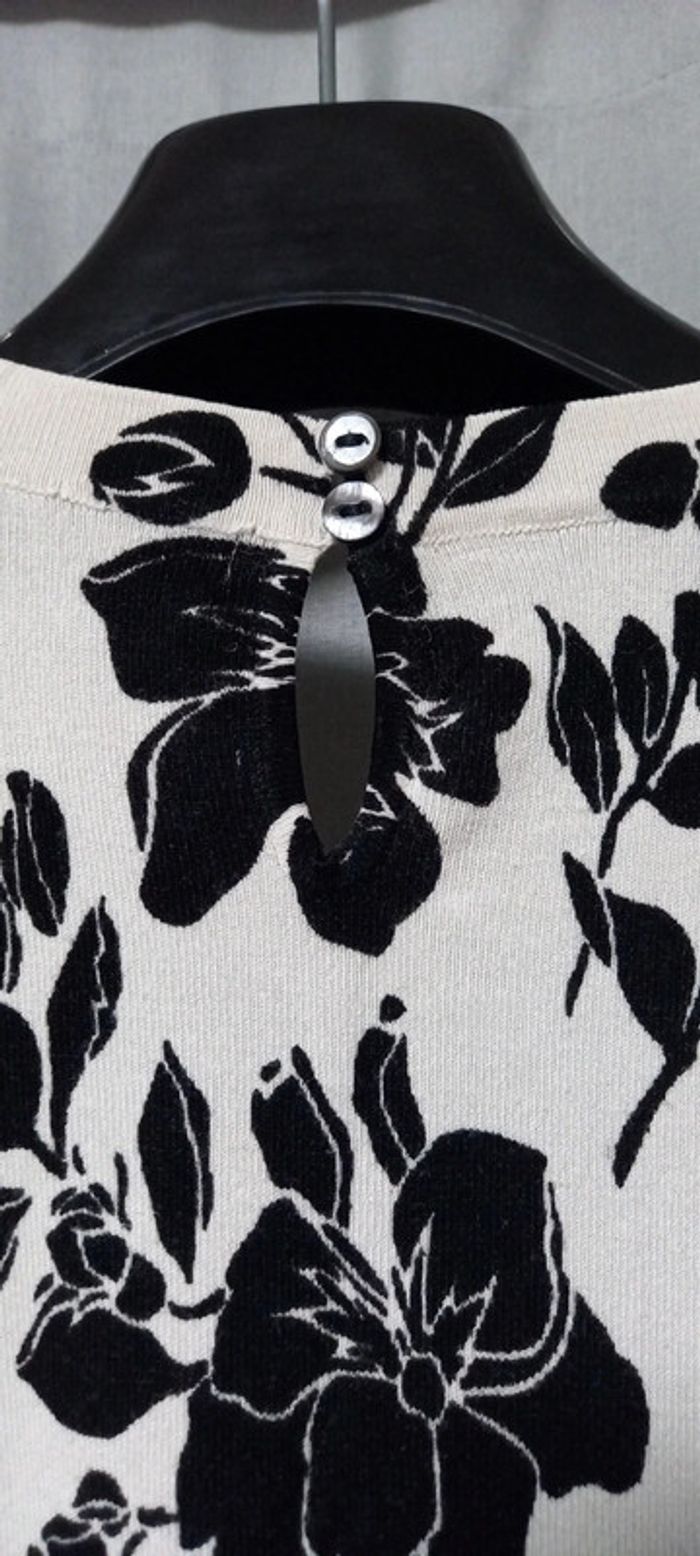 Haut sans manches blanc à fleurs noires 36 - photo numéro 4
