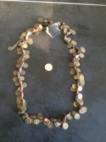 Grand sautoir, effet bois et pièces en bronze, neuf.
