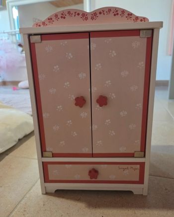 Armoire poupée 