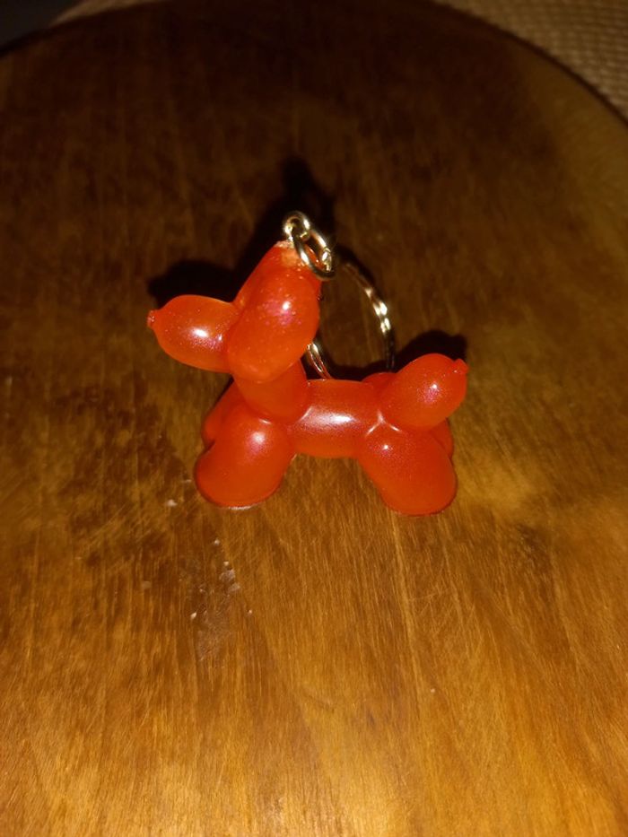 Porte clé chien en ballon résine epoxy