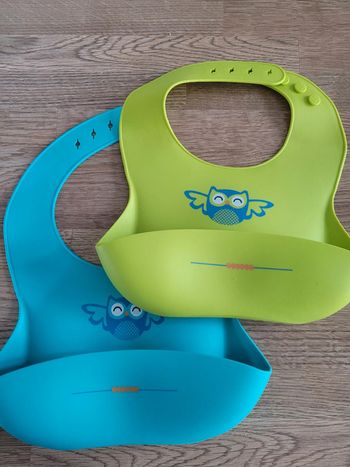 Lot de 2 bavoirs plastiques