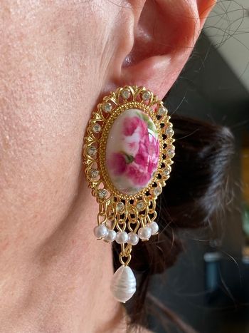 Boucles d’oreilles dorées camée avec perles fleurs bijou romantique élégant 