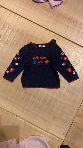 Pull mi-saison mots d’enfant taille 12 mois en très bon état