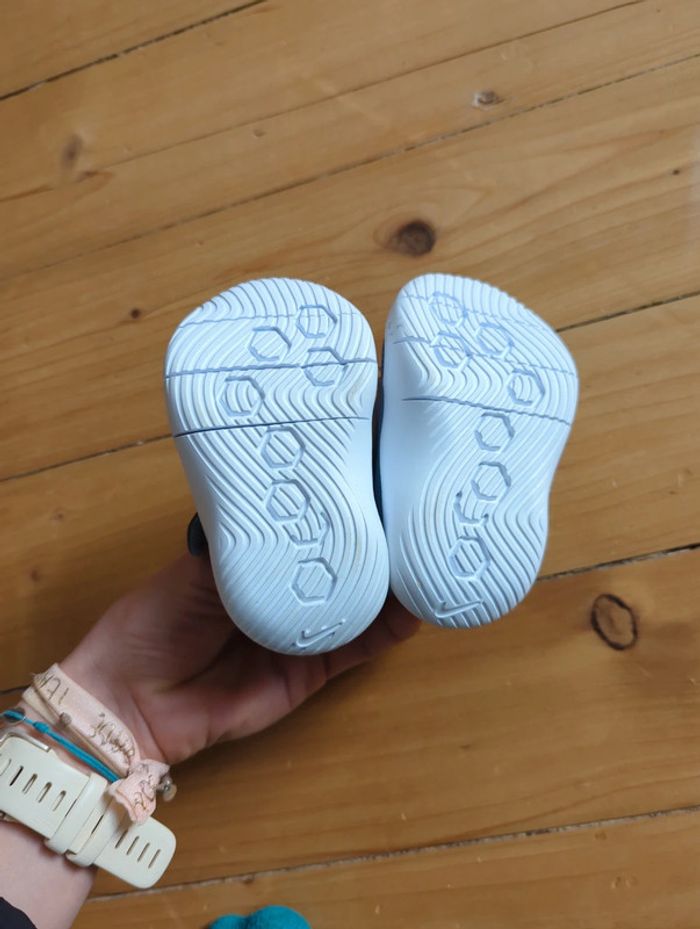 Baskets Nike bébé pointure 17 - photo numéro 2