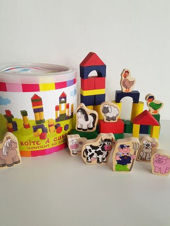 Baril de 50 blocs de construction et 10 figurines en bois