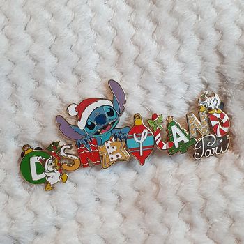 Pin's géant disneyland paris stitch jumbo Noël