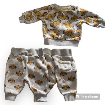 Ensemble avec un pull et un jogging   le roi lion  Primark 3 mois