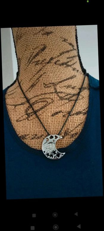 Collier  noir  pendentif  lune argenté