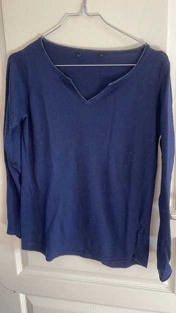 Pull léger avec plume au dos