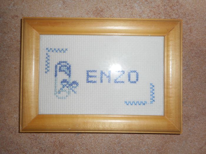 Petit Cadre en Bois avec Broderie Prénom ENZO