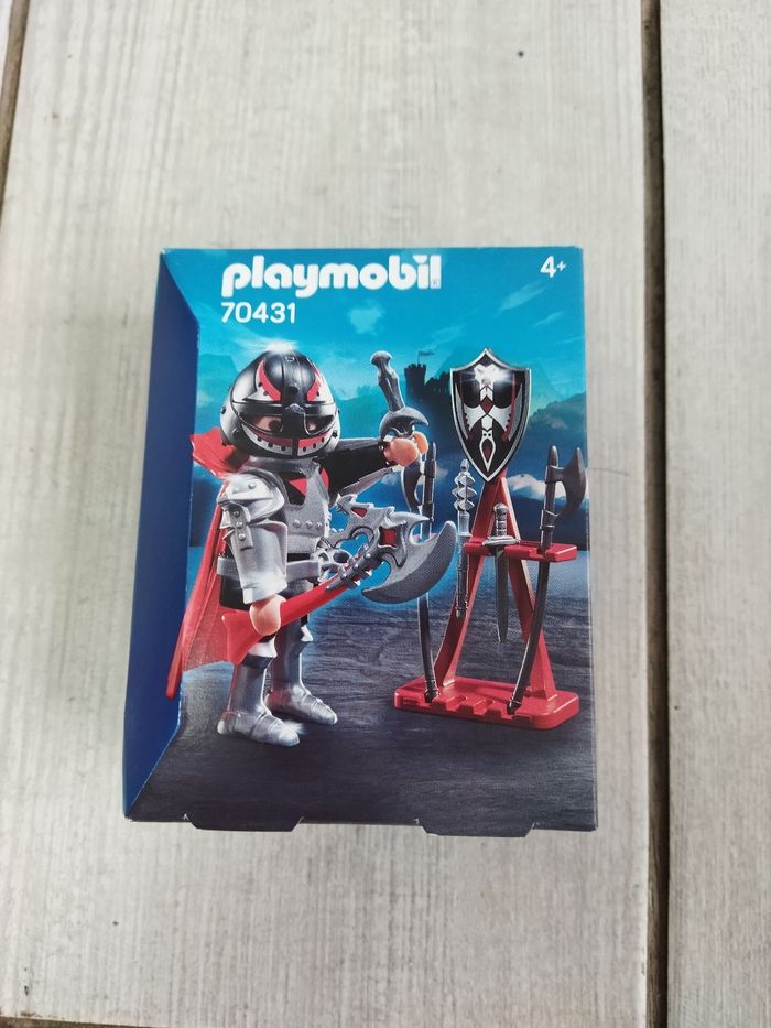 Chevalier en armure et ses armes playmobil 70431
