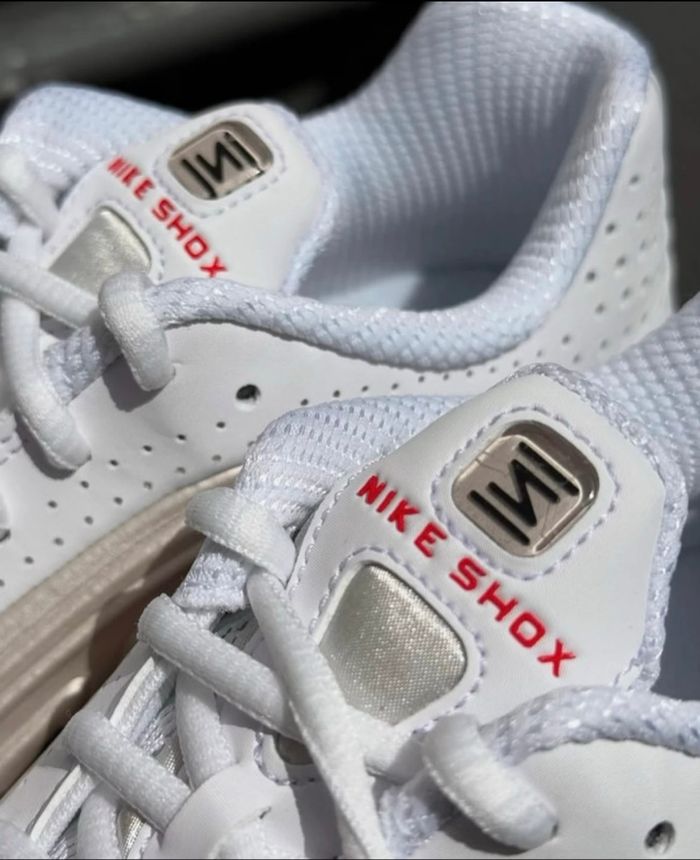 Nike Shox R4 Blanc et Rouge - photo numéro 2