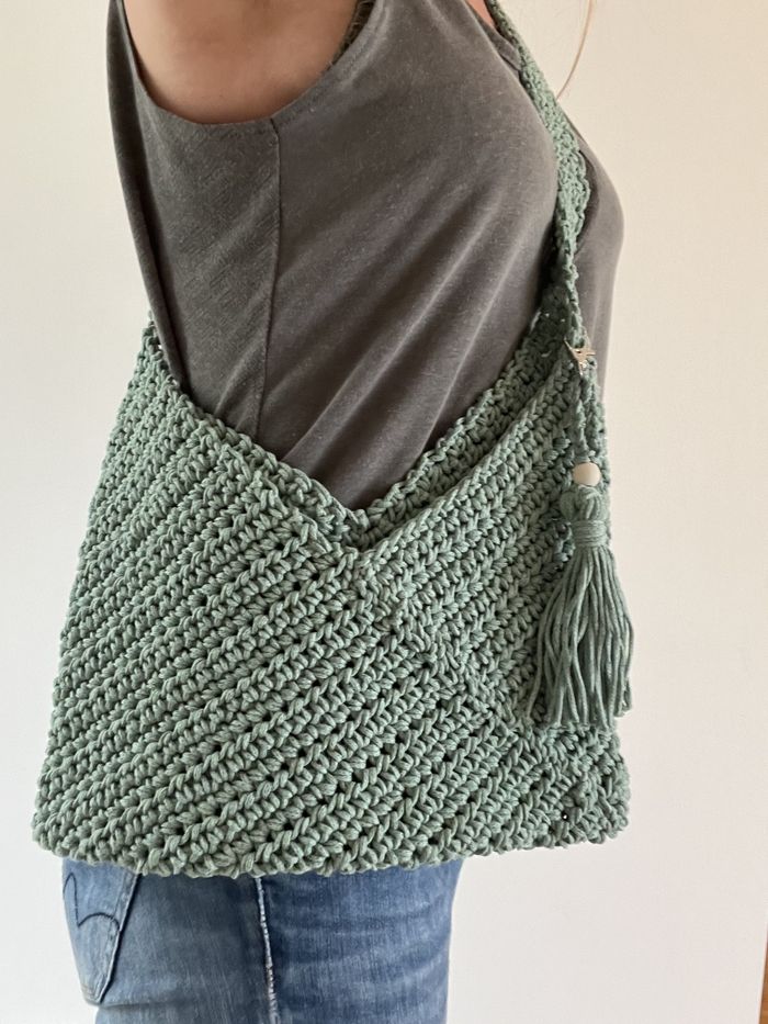 sac bandoulière avec pompon amovible au crochet fait main