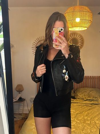 Veste similicuir à motifs fleuris 