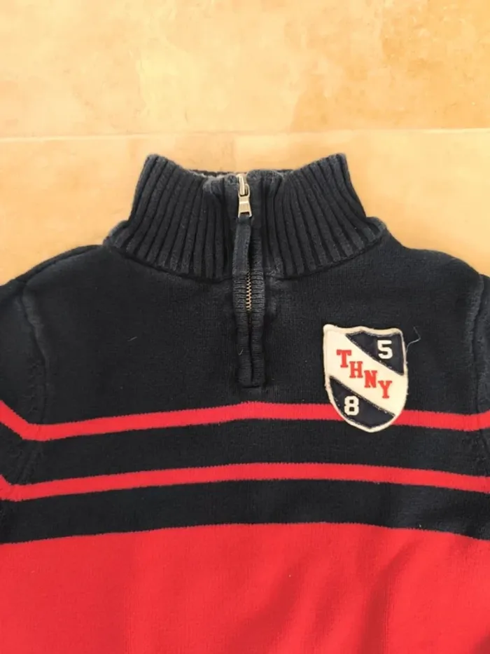 Pull Tommy Hilfiger 1/4 zippé excellent état rouge bleu marine M 8/10ans garçon ou fille - photo numéro 5