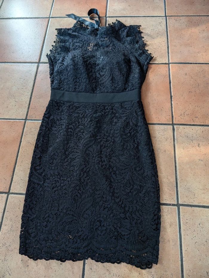 Robe noir en dentelle - photo numéro 2