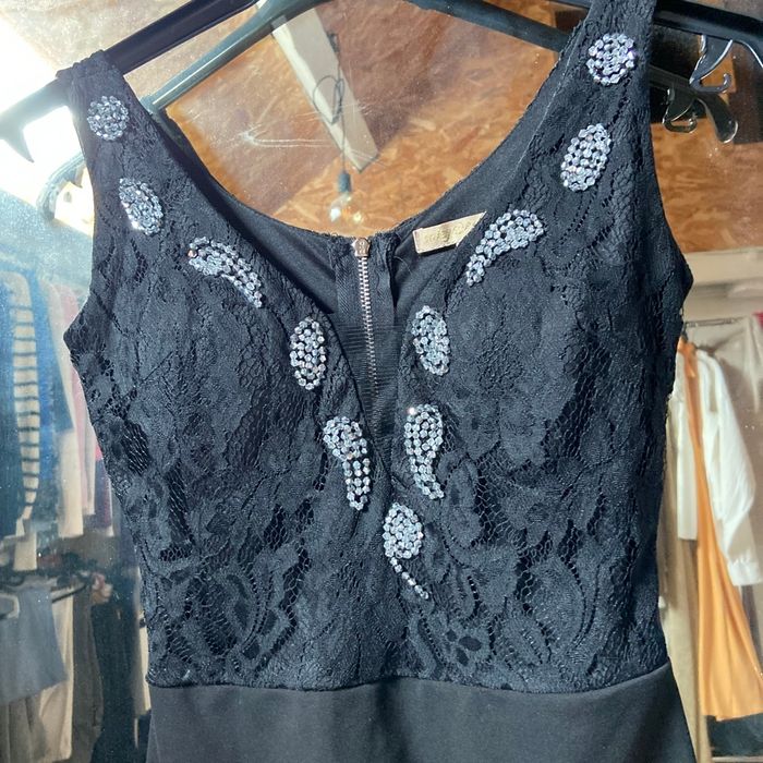 Robe habillée avec ornement de perles sur décolleté - photo numéro 2