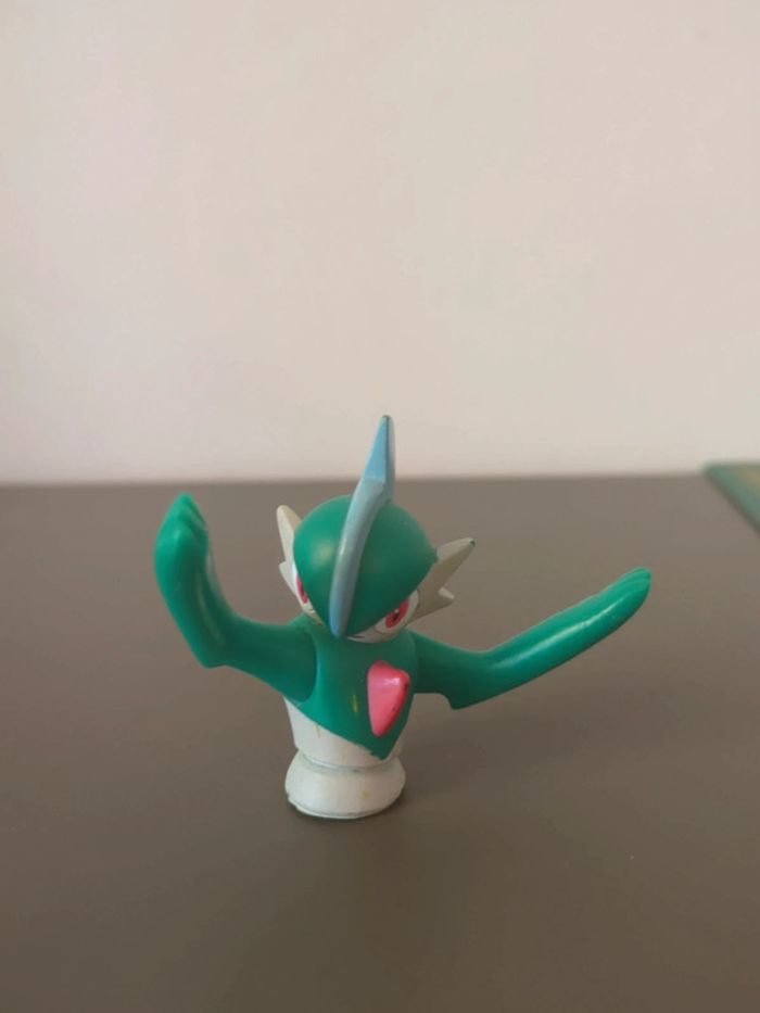 figurine pokémon gallame