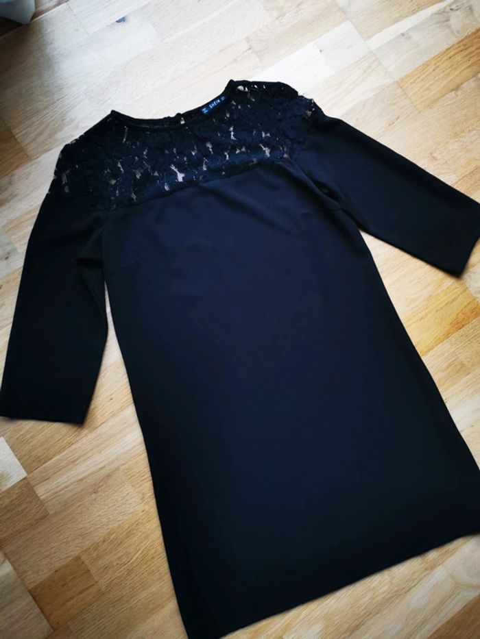 Robe noire avec dentelle