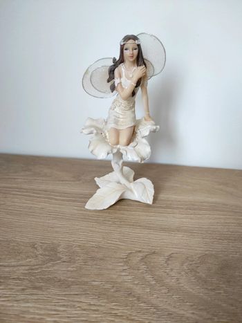 Fée Elfe blanche sur fleur
