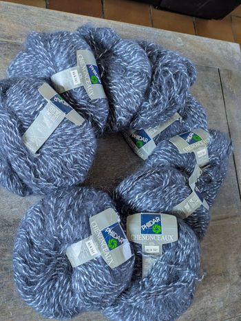 9 pelotes de Laine mohair bleu