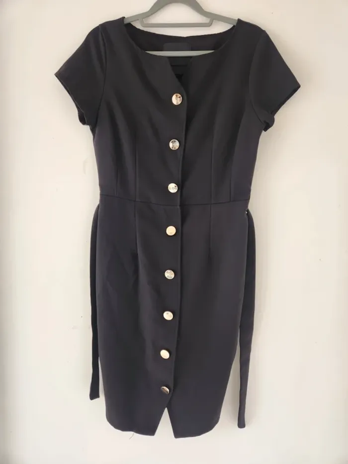 Robe noire élégante avec boutons dorés – Taille S