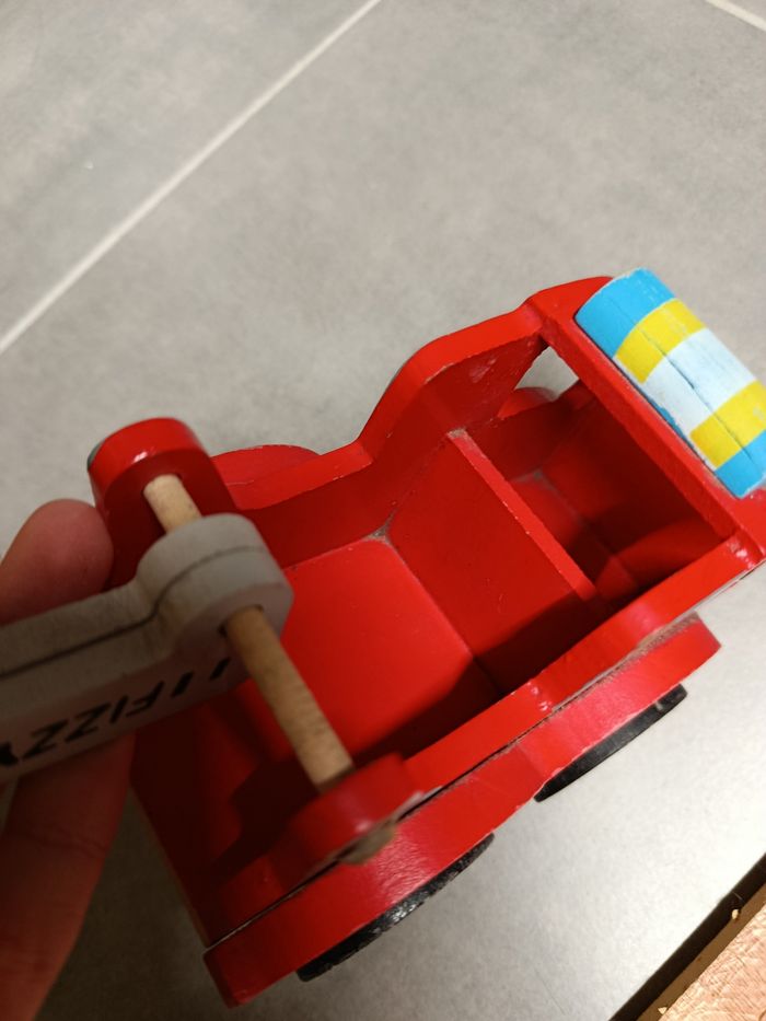 Camion de pompier en bois - photo numéro 5