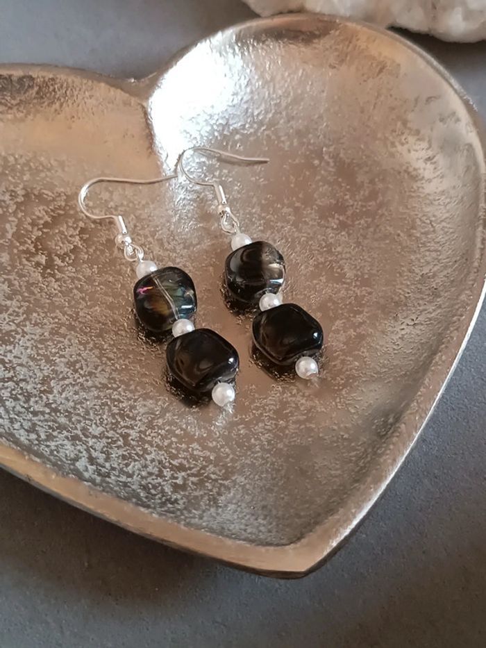 Jolie paire de bouclesnd'oreilles noires a reflets - photo numéro 3