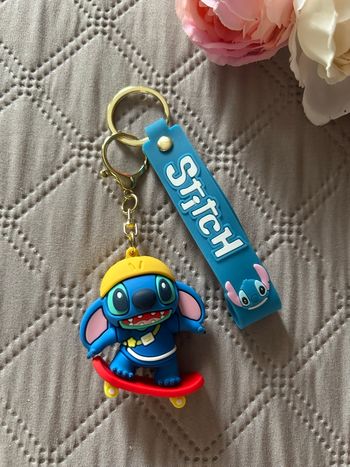 Porte-clés Disney Stitch sur Skateboard (Silicone)