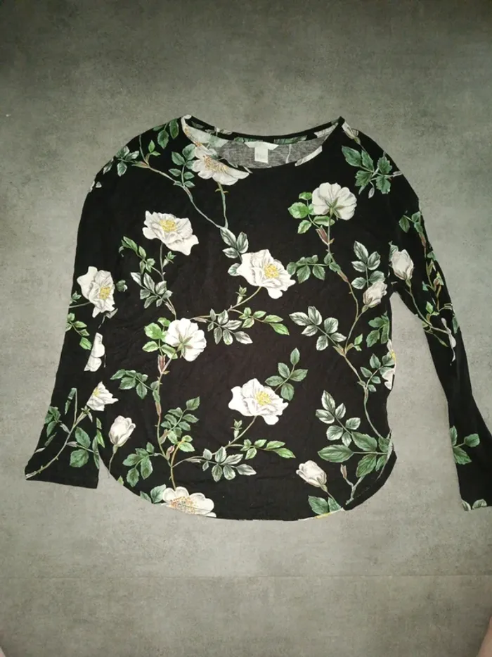 Tee shirt manches longues H&M fleurs blanches fond noir T.M