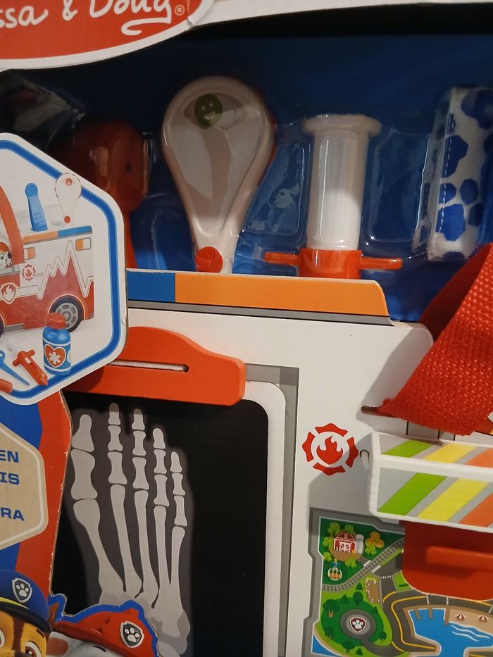 Véhicules en bois  pat patrouille avec accessoires - photo numéro 4