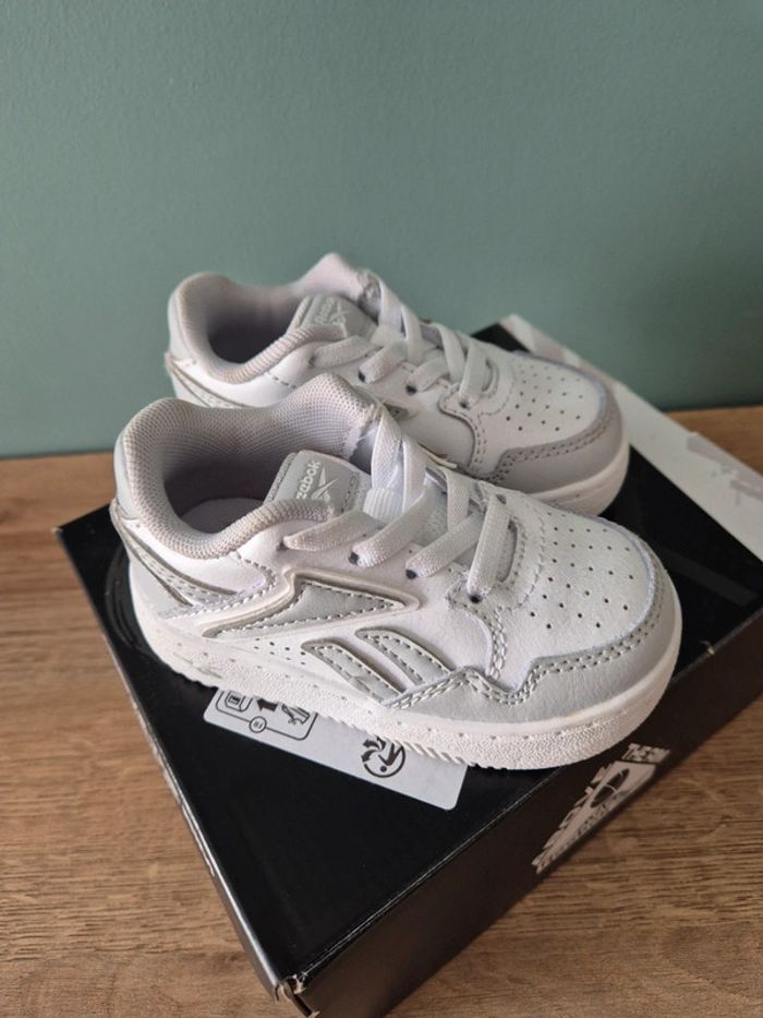 Baskets garçon blanches et grises, reebok pointure 20 - photo numéro 3