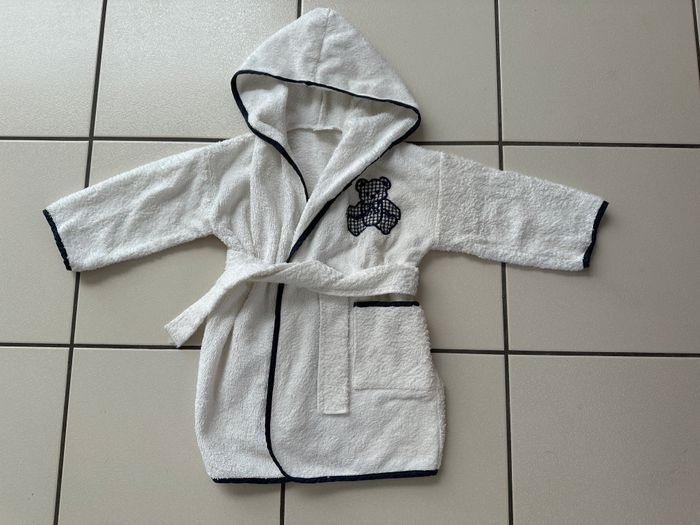 Peignoir blanc avec prénom ''ADRIEN'' taille 2 ans en très bon état - photo numéro 3