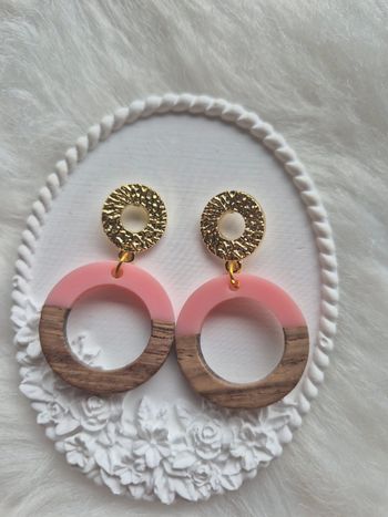 Boucles d’oreilles en résine et bois, rose et marron 💖✨ #Bijoux #Créations #Accessoires
