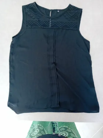 Débardeur fin en taille M existe aussi en blanc