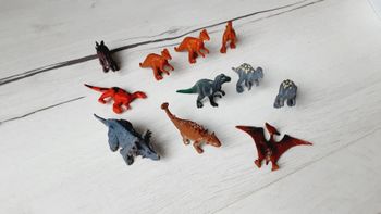 Lot 12 petits dinosaures environ 4 cm de haut