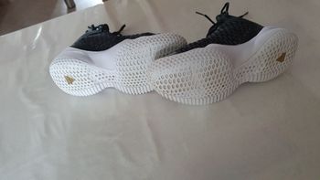 une paire de basket adidas