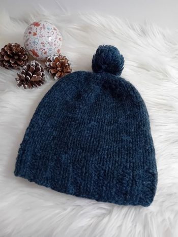 Bonnet femme en laine bleue tricoté par mamie