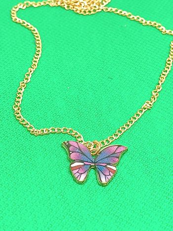 Collier papillon violet chaîne dorée