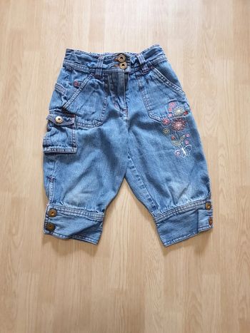 Pantacourt en jean broderie fleurs et papillon