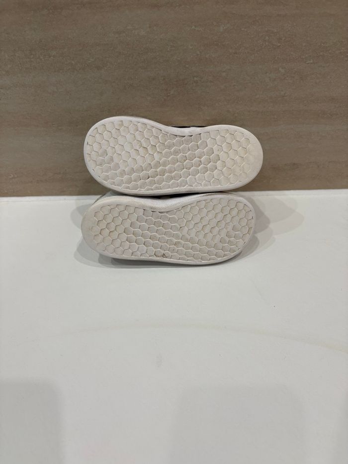 👟 Baskets enfant Adidas blanches à scratch – Très bon état ! - photo numéro 4
