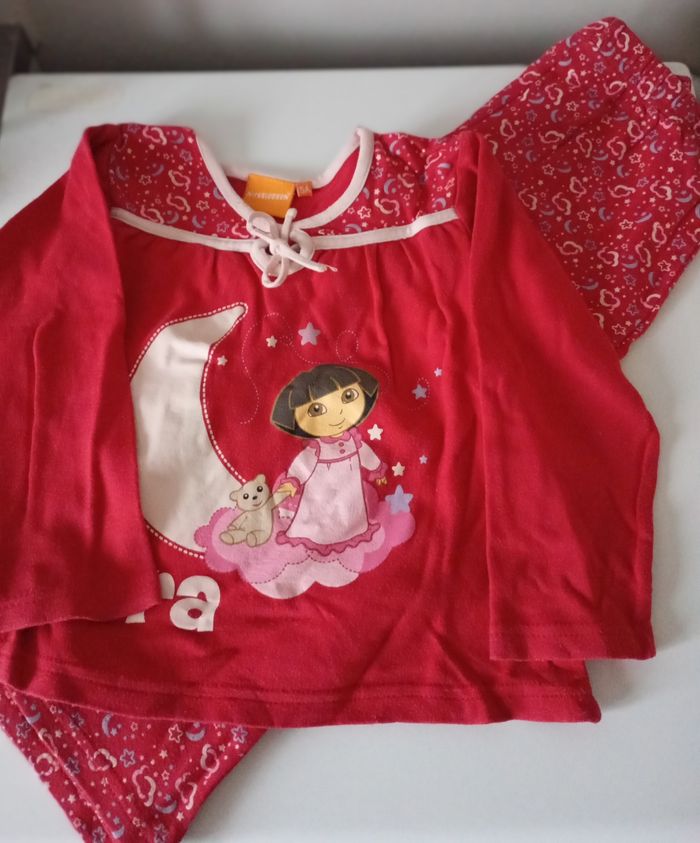 Pyjama 2 pièces.  5 ans . Coton ton rouge . Imprimé Dora .   Très bon état - photo numéro 2