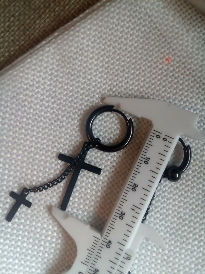 Boucles d'oreilles noires croix étoile - photo numéro 2