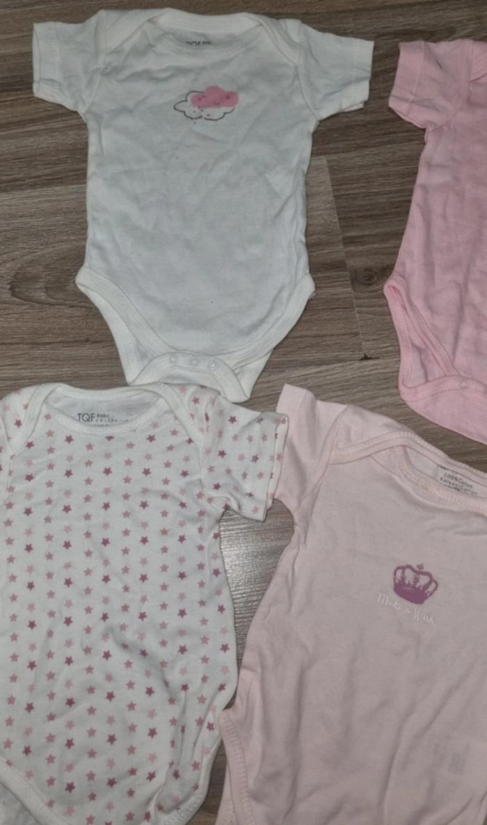 Lot de 5 bodies 4 TQF et 1 Disney (Bambi) 
Taille 6 mois - photo numéro 3