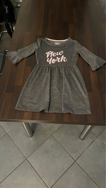 Jolie petite robe 7/8 ans coton polyester en parfait état .
