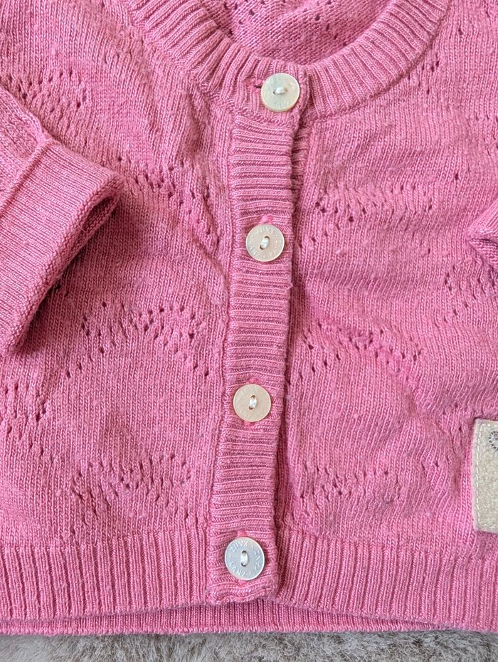 Gilet tricoté couleur rose framboise de la marque kanz en taille 3 mois - photo numéro 3